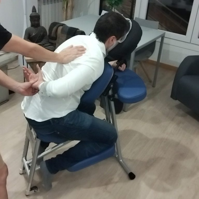 Masaje en silla Amma a domicilio en Donosti  para empresas y eventos - Sens Wellness by Dani