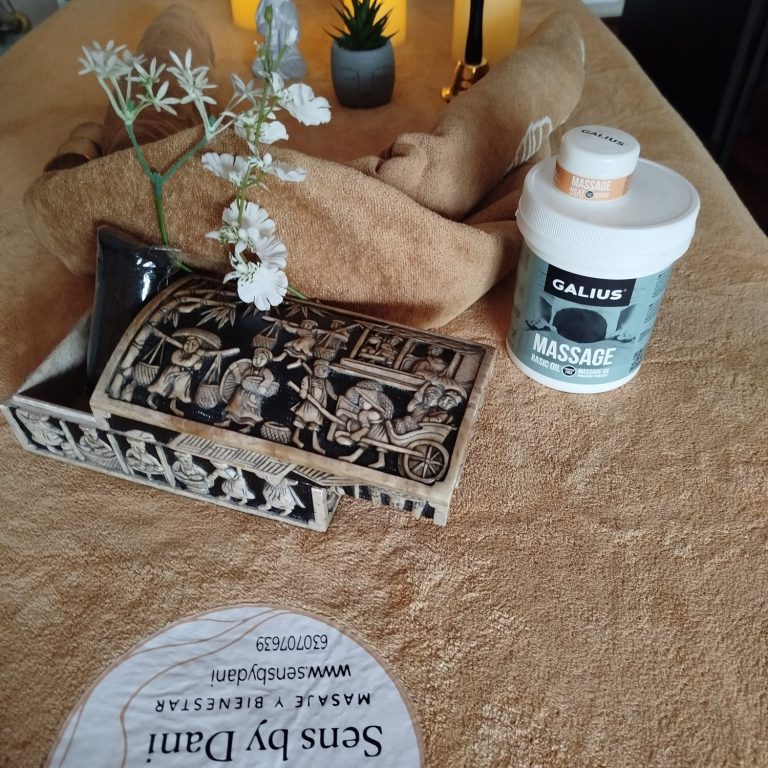 Dani trabajando un masaje relajante .Un masaje a domicilio en Irún .Sens Welness by Dani