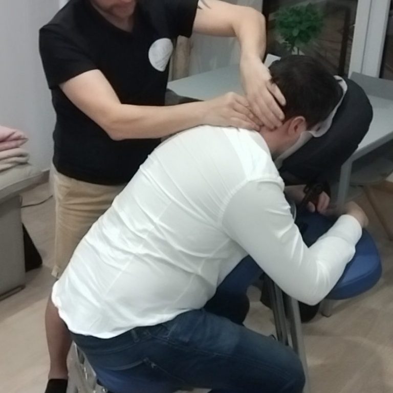 Dani terapeuta realizando masaje a domicilio en silla Amma en Donosti  y alrededores