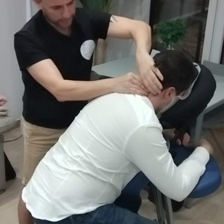 Dani realizando masaje a domicilio en Donostia  Irún